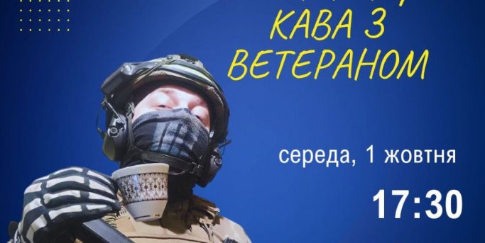 Ein Soldat mit Schutzhelm und Maske auf blauem Hintergrund, mit Text für eine Veranstaltung.