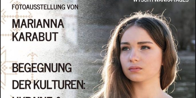(c) Marianna Karabut Porträt einer jungen Frau mit langen, braunen Haaren vor einem verschwommenen Hintergrund.
