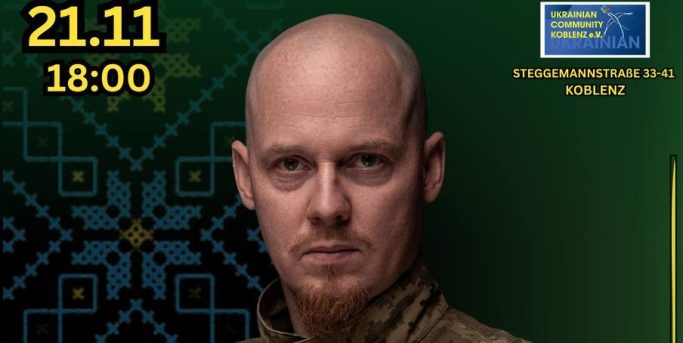 (c) Tin' Sontsia Porträt eines Mannes mit kurzer Frisur, ernstem Blick, im Hintergrund ein farbiger Muster.