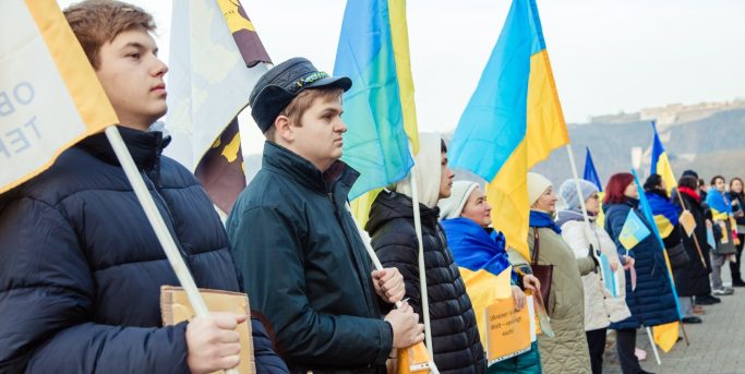 (c) Marianna Karabut Demonstranten halten ukrainische Fahnen und Plakate bei einer Kundgebung.