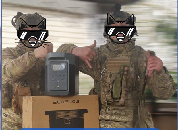 Zwei Soldaten in Uniform zeigen Daumen hoch neben einem Gerät.